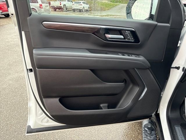 Used 2025 Chevrolet Suburban Z71 image 7