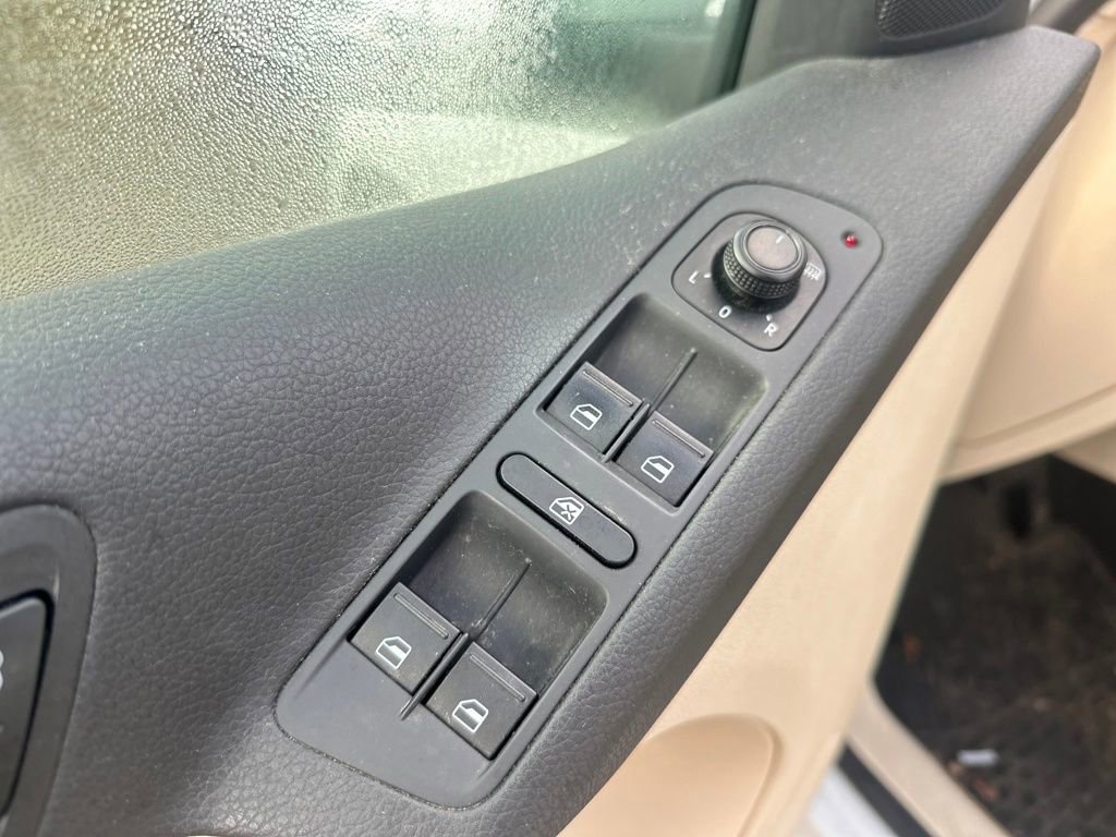 Used 2017 Volkswagen Tiguan S image 10