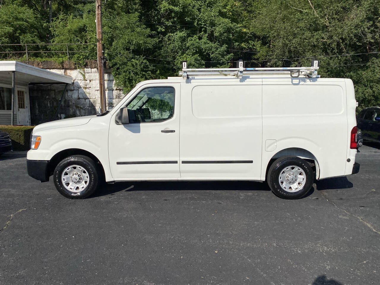 Used 2016 Nissan NV 2500 SV RWD image 2