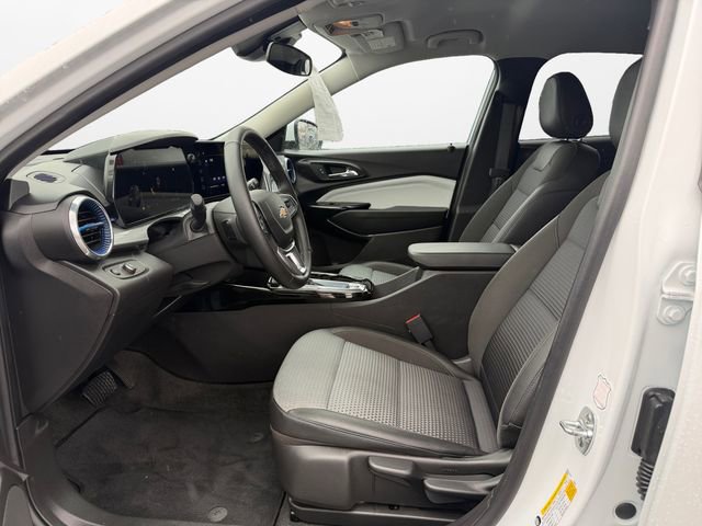 Used 2025 Chevrolet Trax LT w/ LT Convenience Package image 9