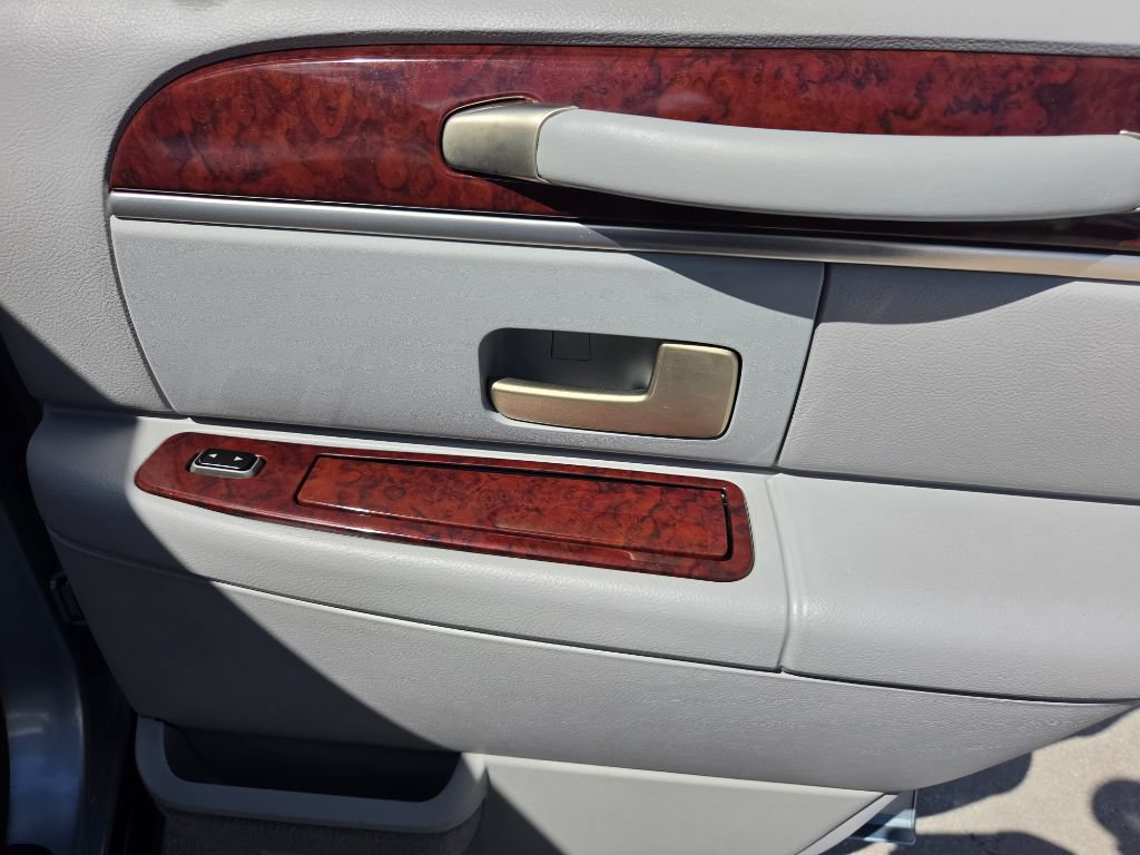 Used 2005 Lincoln Town Car Signature RWD image 32