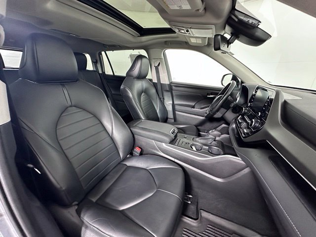Used 2021 Toyota Highlander XLE AWD/4WD image 29