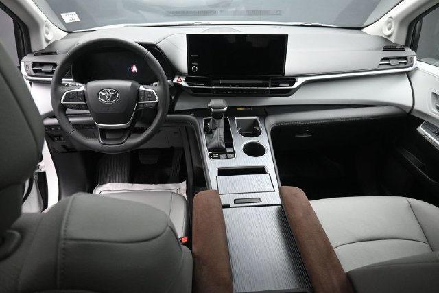 Used 2025 Toyota Sienna XLE w/ XLE Plus Package AWD/4WD image 22