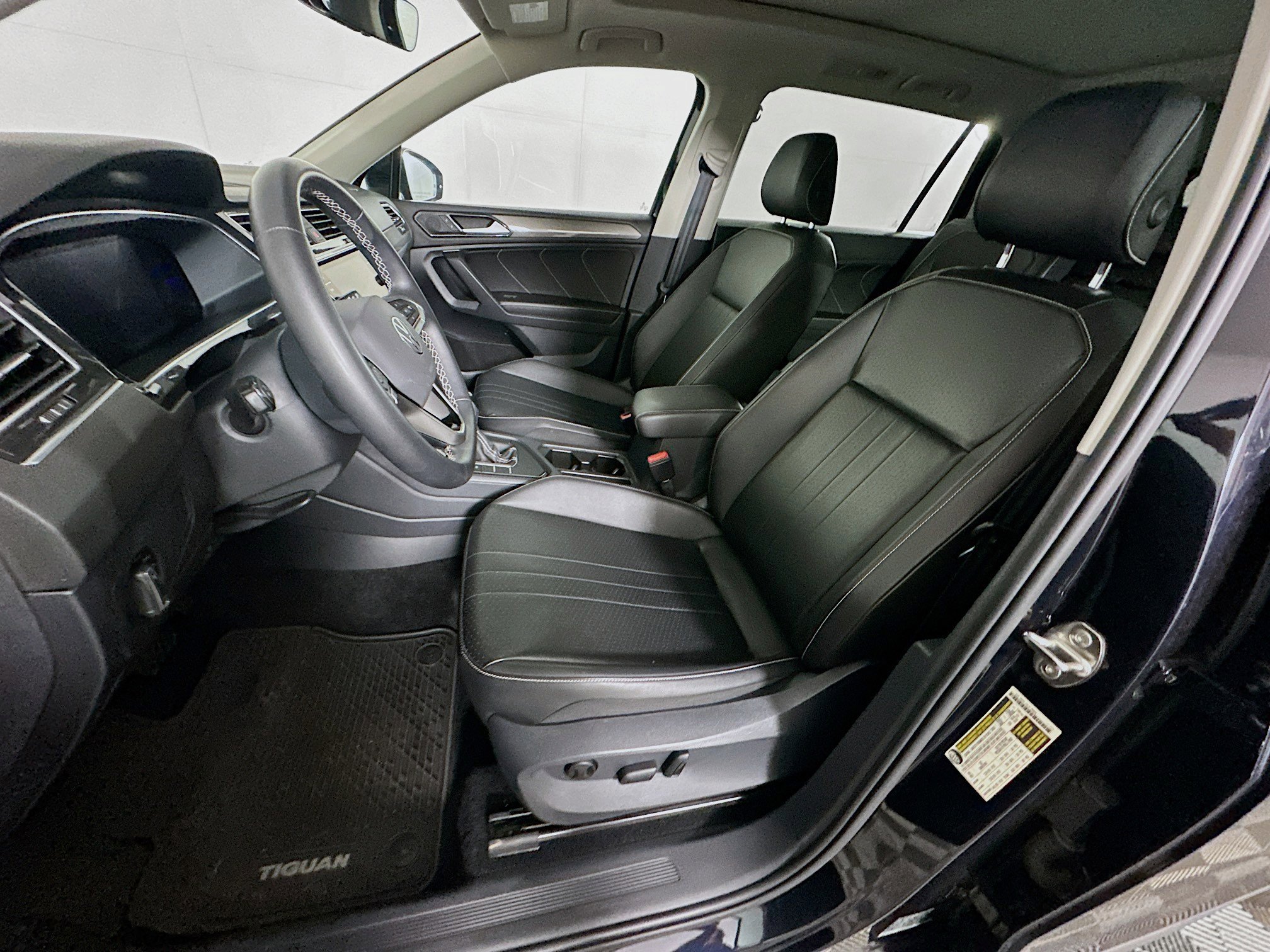 Used 2022 Volkswagen Tiguan SE w/ Panoramic Sunroof Package image 13