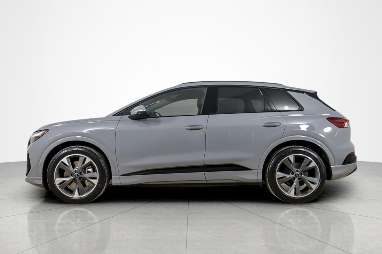 Certified 2024 Audi Q4 e-tron Premium Plus w/ Premium Plus AWD/4WD image 2