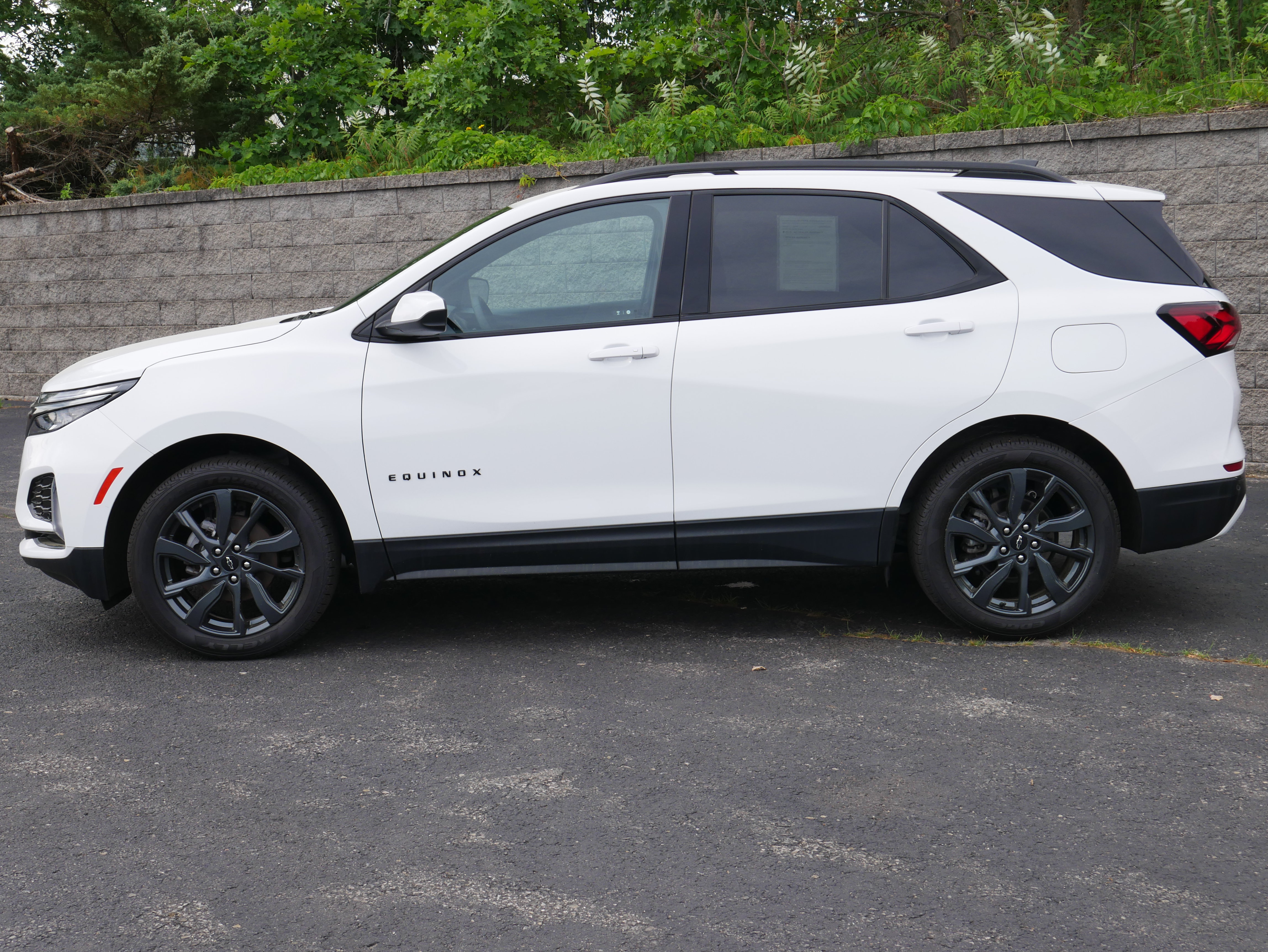 Used 2023 Chevrolet Equinox RS AWD/4WD image 3