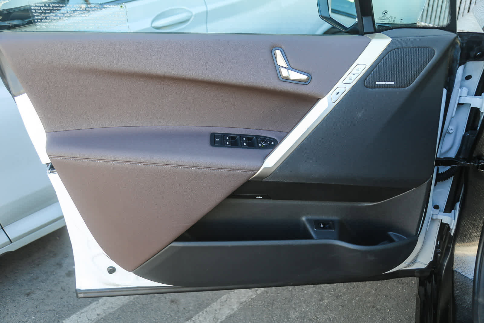 Used 2025 BMW iX xDrive50 w/ Sport Package image 17