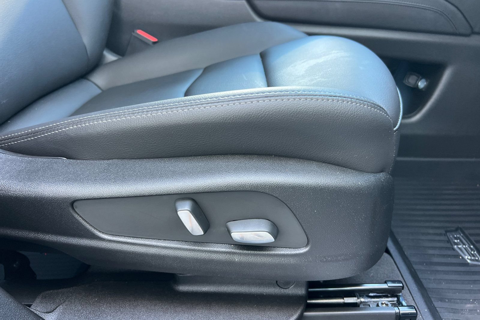 Used 2025 Cadillac XT5 Luxury w/ LPO, Floor Liner Package FWD image 23