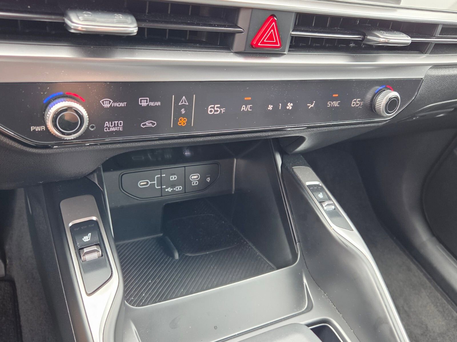 Used 2025 Kia Sorento S image 23