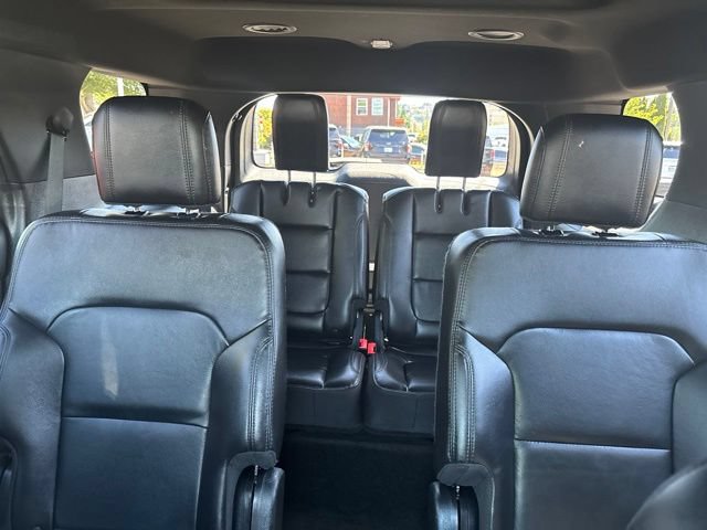 Used 2017 Ford Explorer XLT w/ Equipment Group 202A AWD/4WD image 27