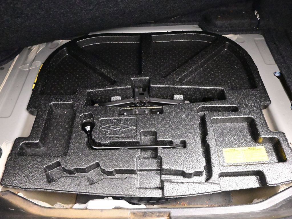 Used 2013 Toyota Avalon Limited image 32