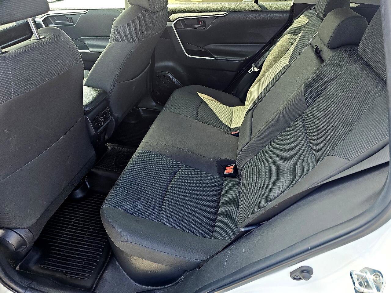 Used 2022 Toyota RAV4 LE image 10