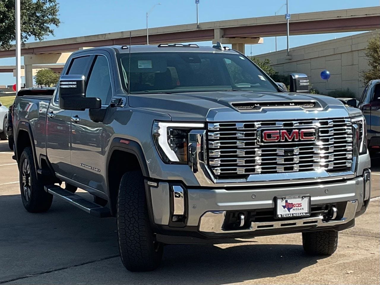 Used 2025 GMC Sierra 2500 Denali w/ Denali Reserve Package AWD/4WD image 3
