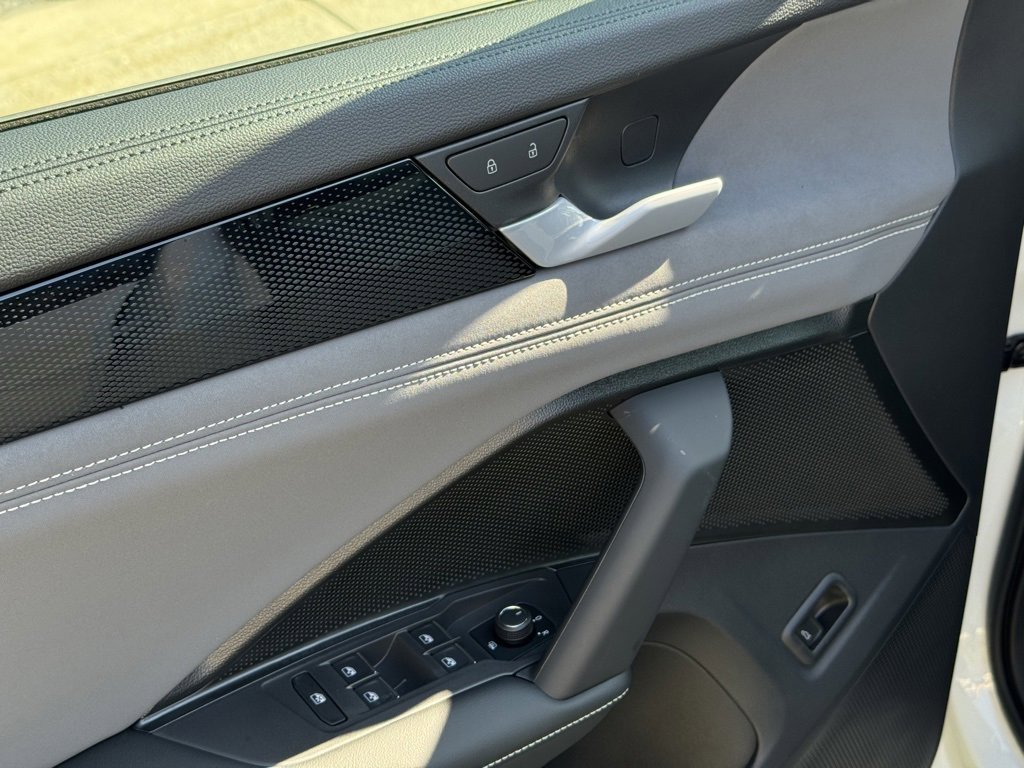 New 2025 Volkswagen Tiguan SE R-Line image 17