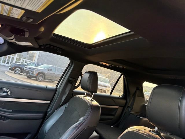 Used 2018 Ford Explorer XLT w/ Equipment Group 202A AWD/4WD image 18