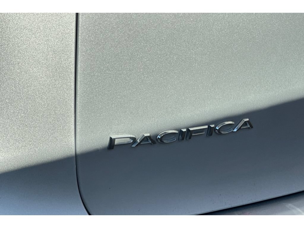 Used 2023 Chrysler Pacifica Touring-L FWD image 7