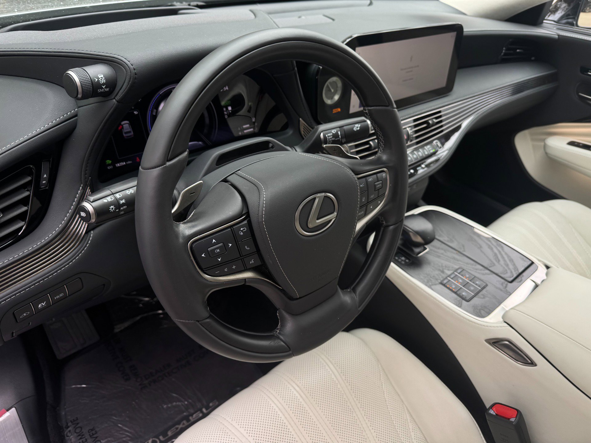 Used 2023 Lexus LS 500h AWD w/ Luxury Package image 31