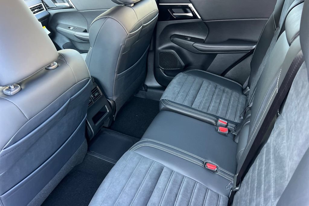 New 2025 Mitsubishi Outlander SE image 13