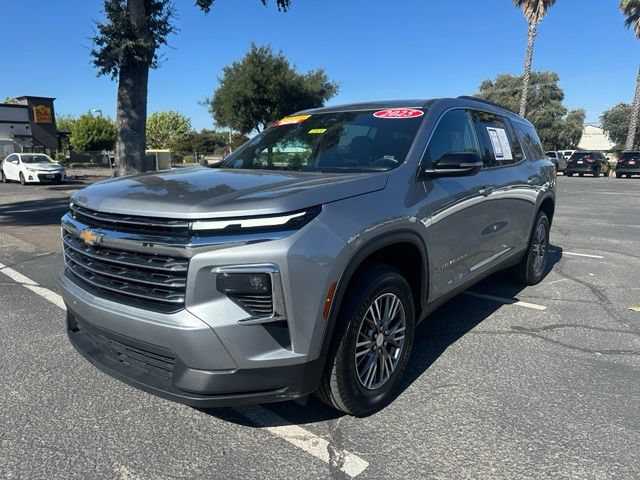 Used 2025 Chevrolet Traverse LT FWD image 1