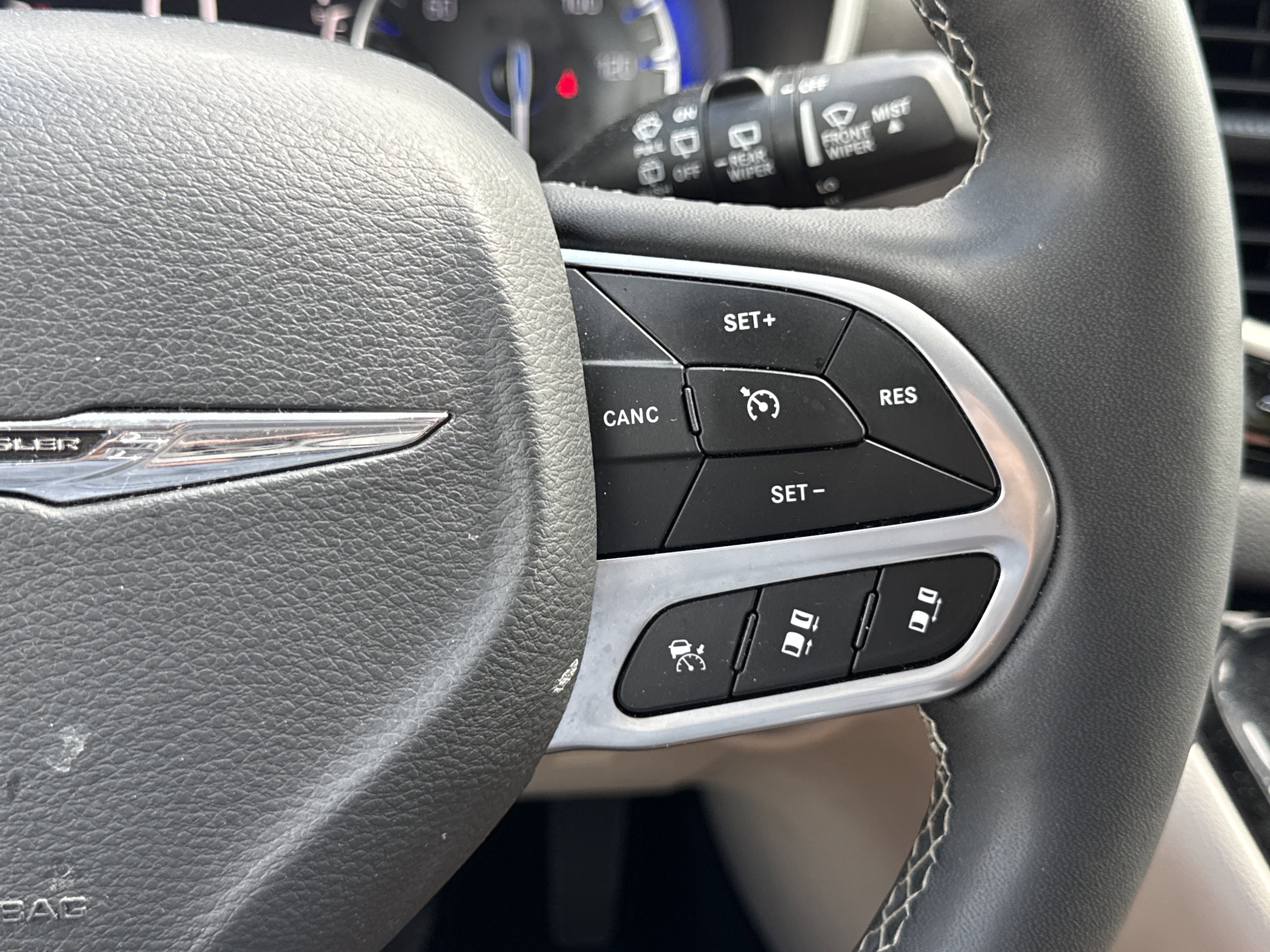 Used 2024 Chrysler Pacifica Touring-L image 17