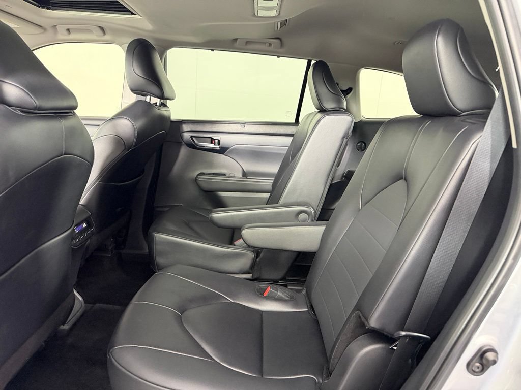 Used 2025 Toyota Highlander XLE FWD image 16