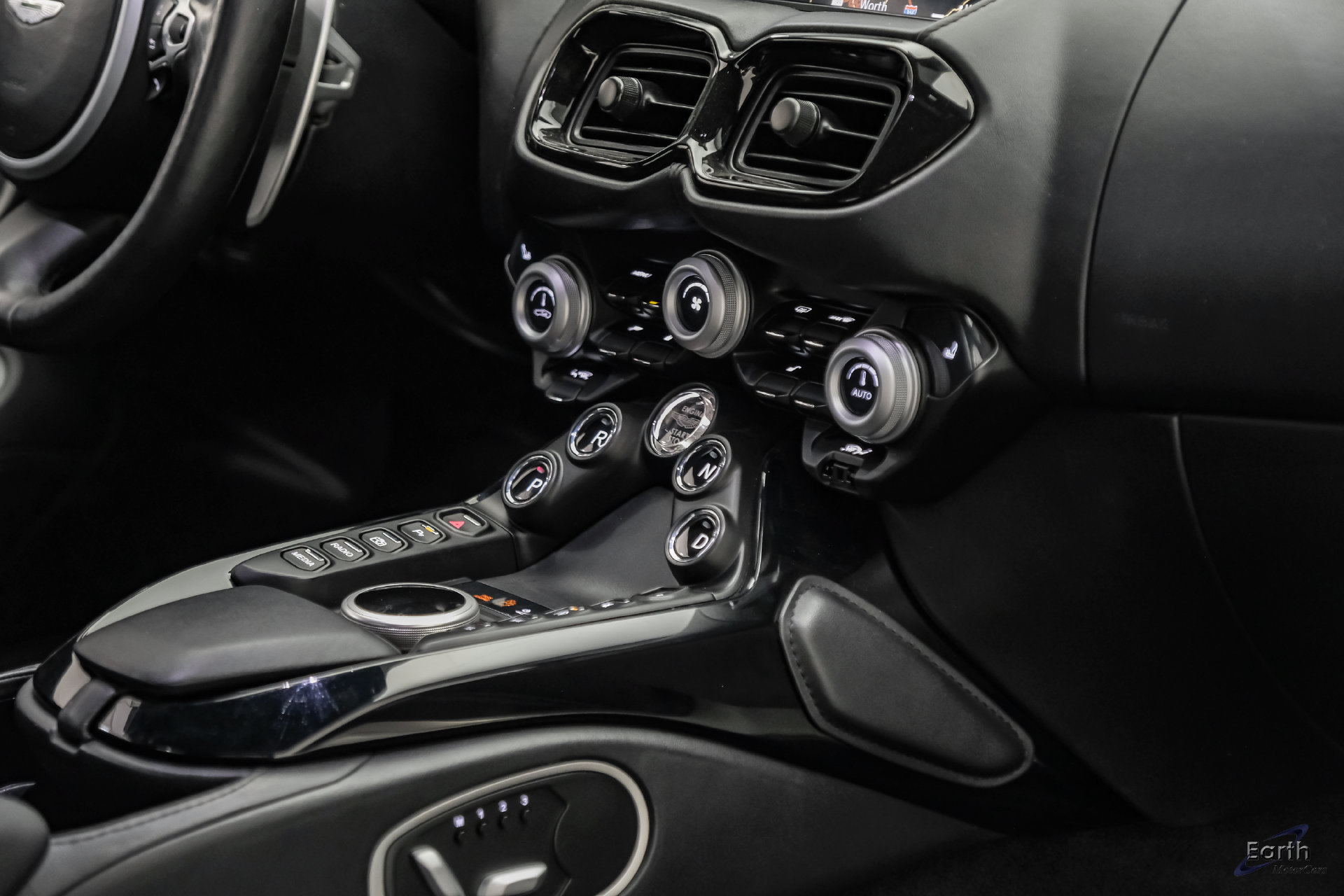 Used 2022 Aston Martin V8 Vantage Coupe RWD image 55