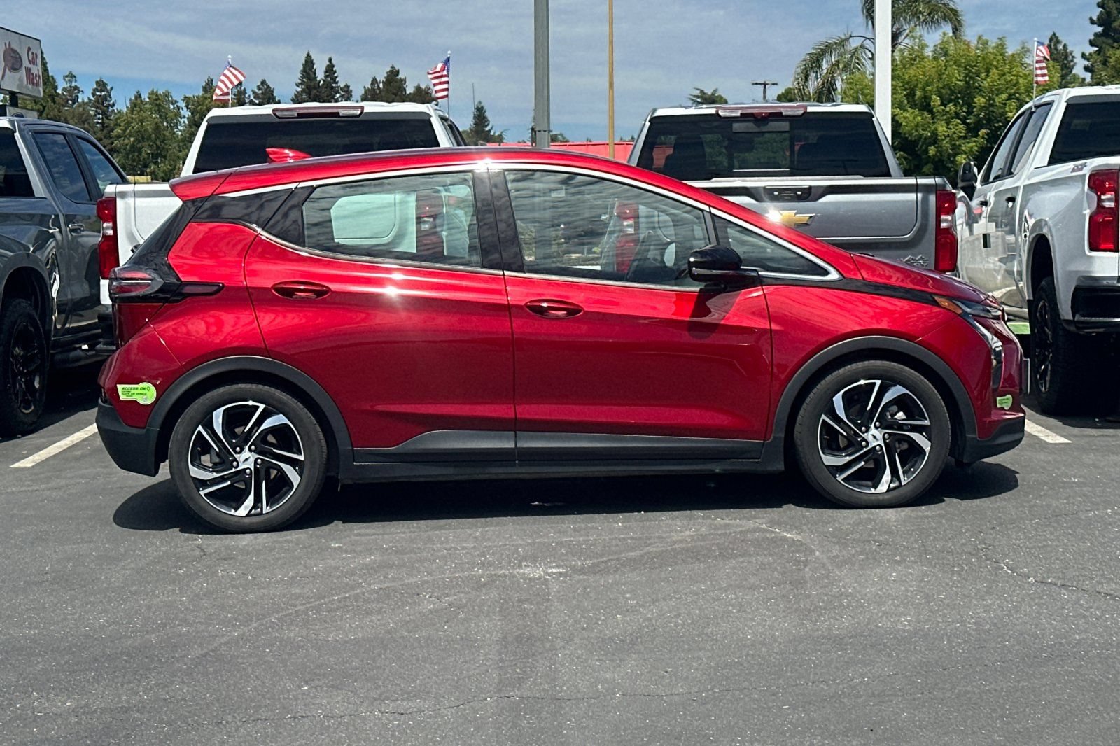 Used 2023 Chevrolet Bolt LT w/ Infotainment Package FWD image 4