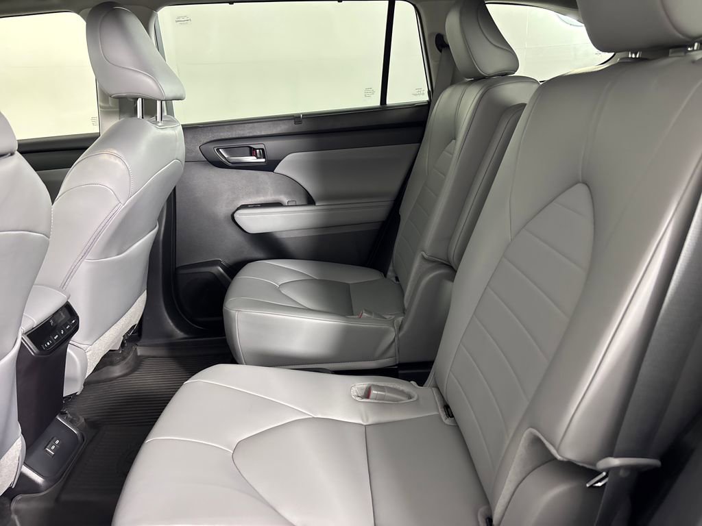 Used 2024 Toyota Highlander XLE image 30