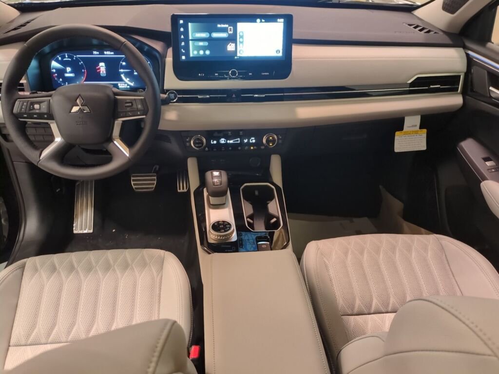 New 2025 Mitsubishi Outlander SEL image 17