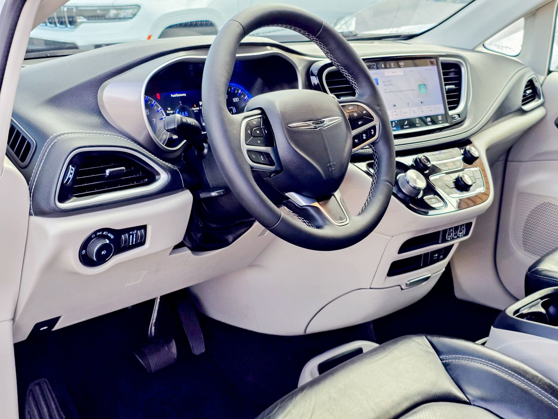 Used 2022 Chrysler Pacifica Touring-L image 4