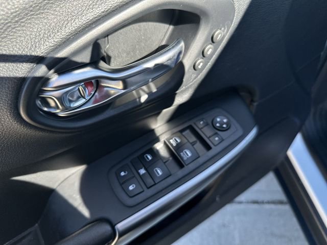 Used 2019 Jeep Cherokee Limited image 24