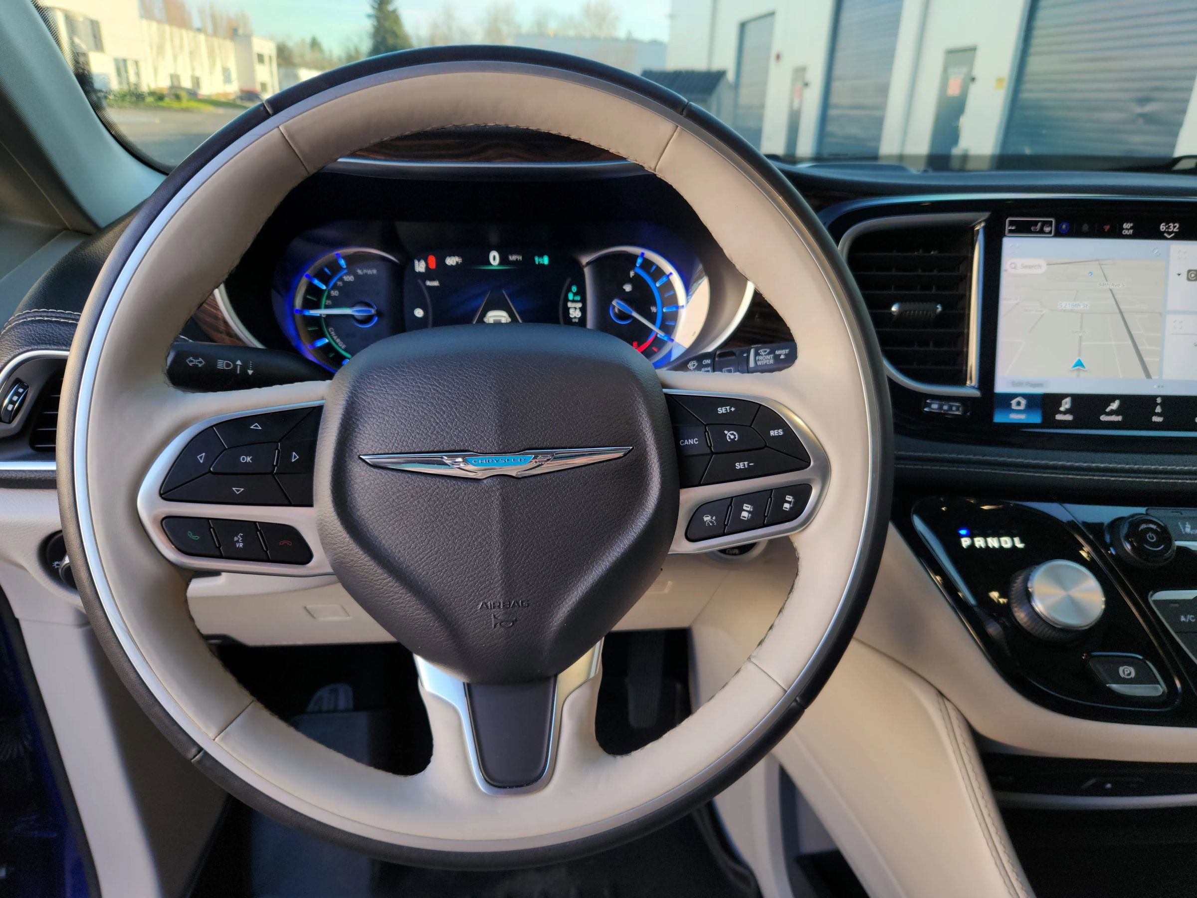 Used 2021 Chrysler Pacifica Limited w/ Uconnect Theater Family Group image 10