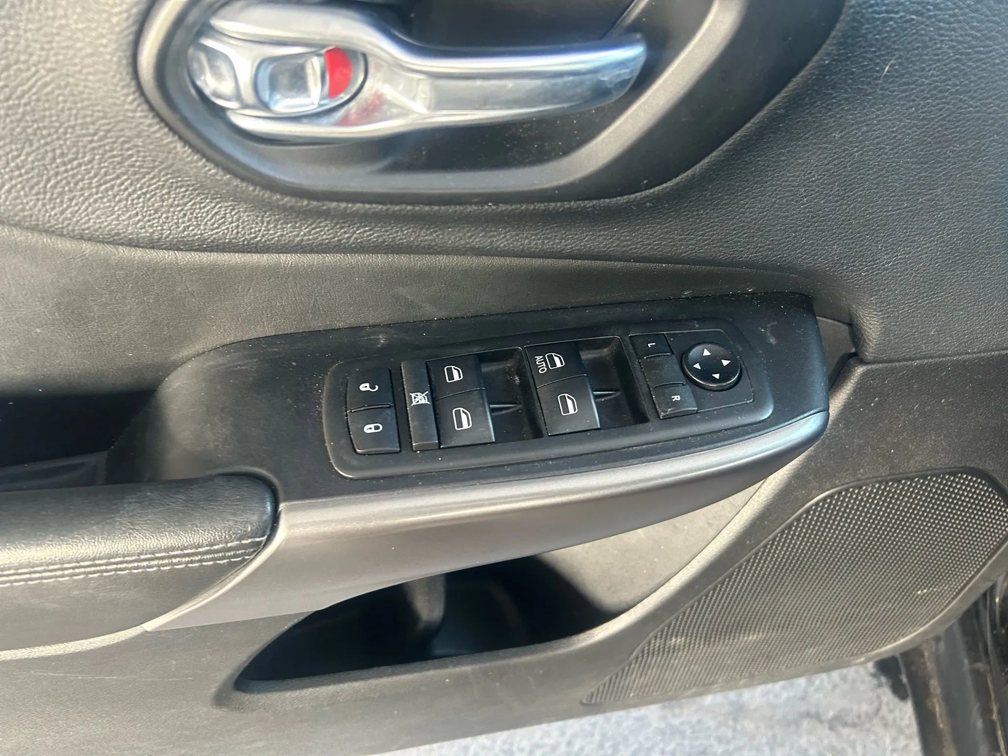 Used 2019 Jeep Cherokee Latitude w/ Popular Appearance Group image 13