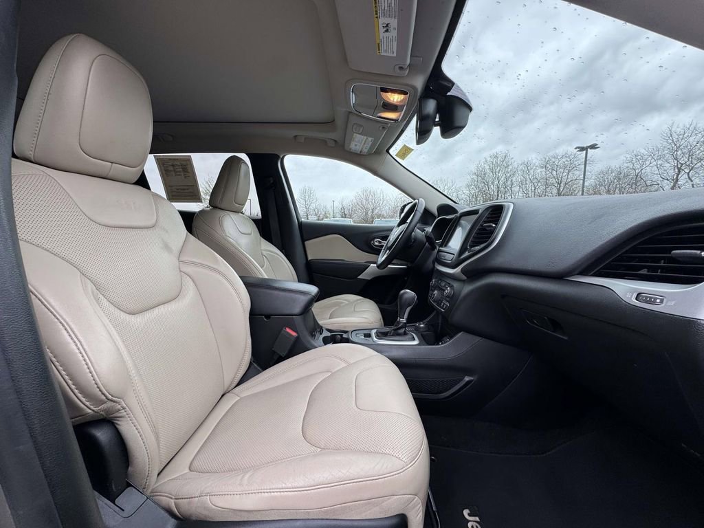 Used 2017 Jeep Cherokee Limited w/ Luxury Group AWD/4WD image 17