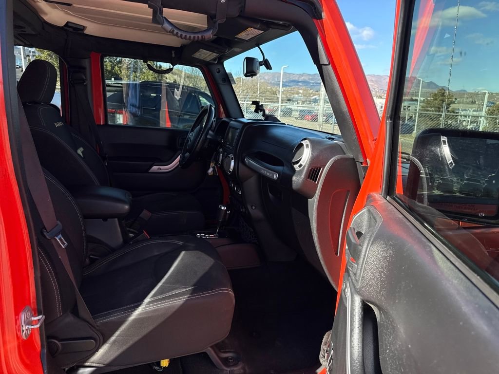 Used 2015 Jeep Wrangler Unlimited Sahara w/ Connectivity Group image 30