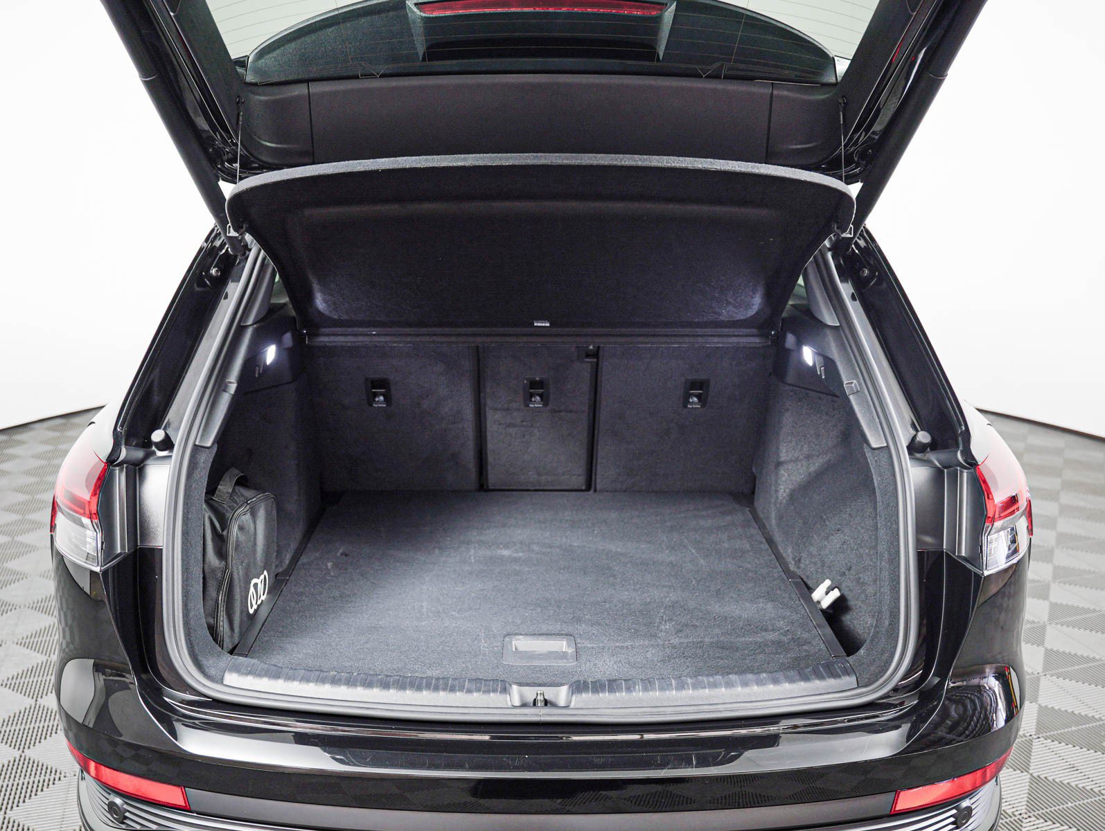 Used 2025 Audi Q4 e-tron Premium Plus w/ Premium Plus AWD/4WD image 5
