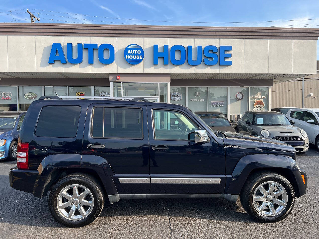 Used 2011 Jeep Liberty Limited w/ Tire & Wheel Group AWD/4WD image 9