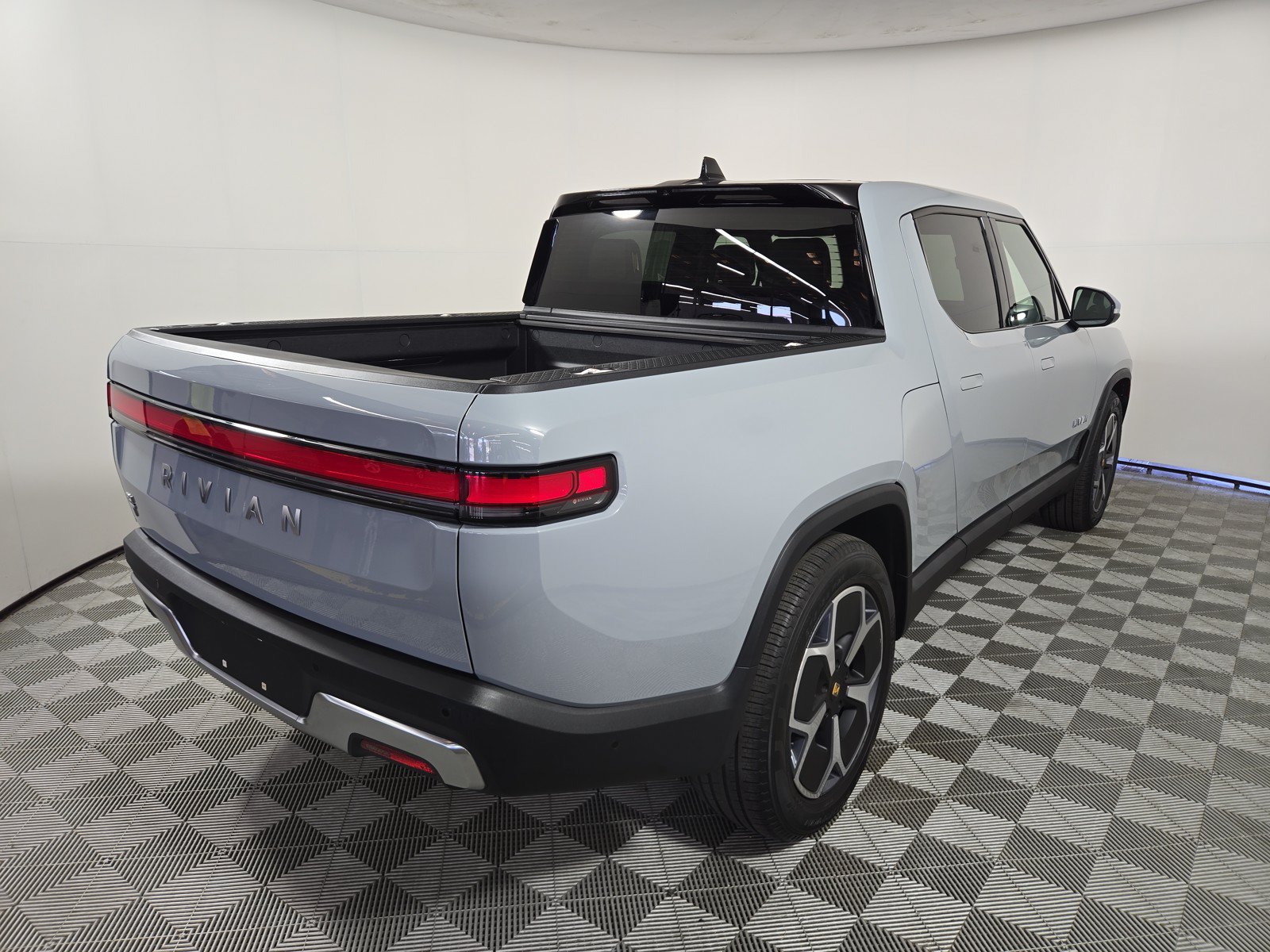 Used 2024 Rivian R1T Adventure AWD/4WD image 5