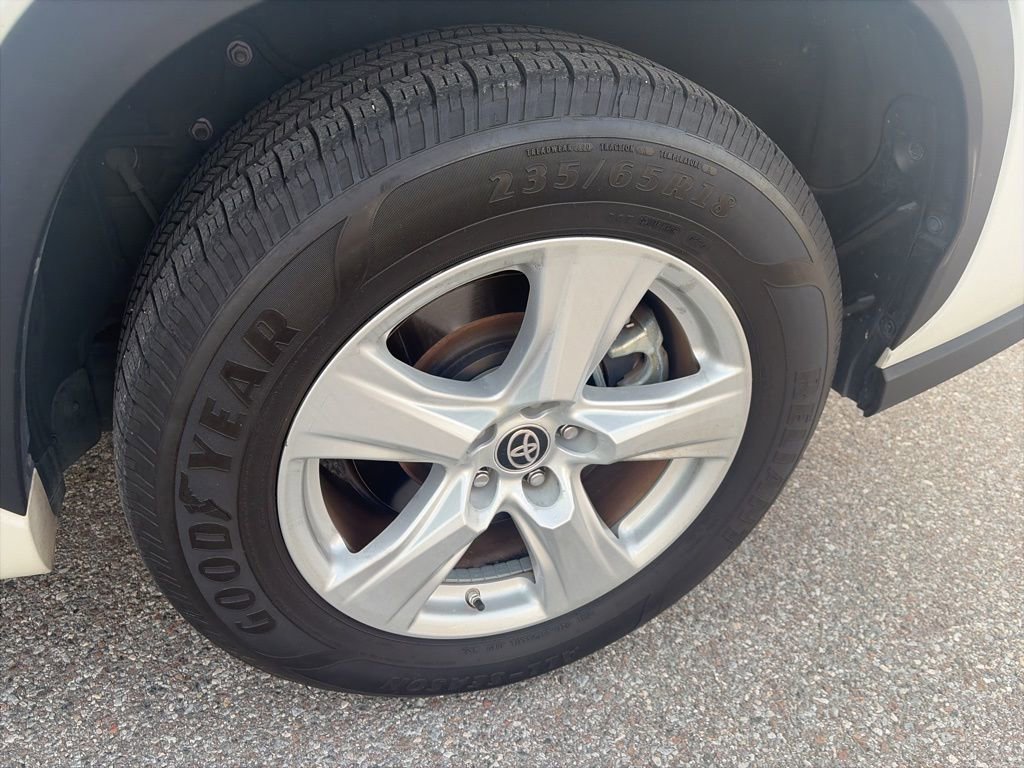 Used 2021 Toyota Highlander L image 13