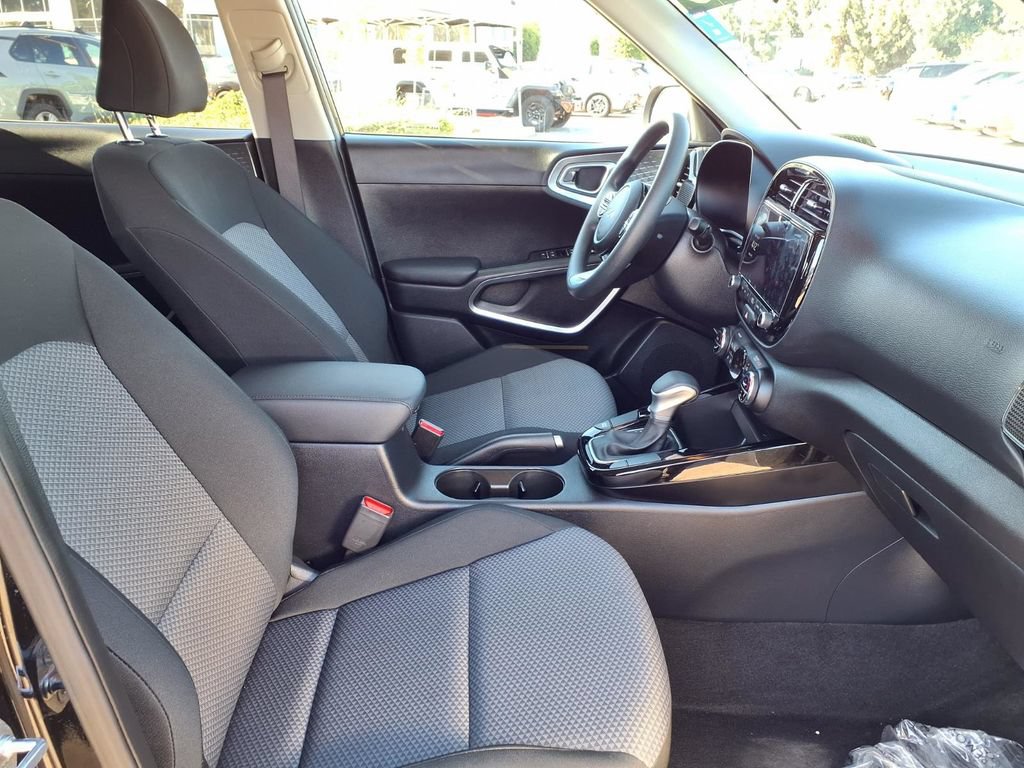 Certified 2025 Kia Soul S FWD image 8