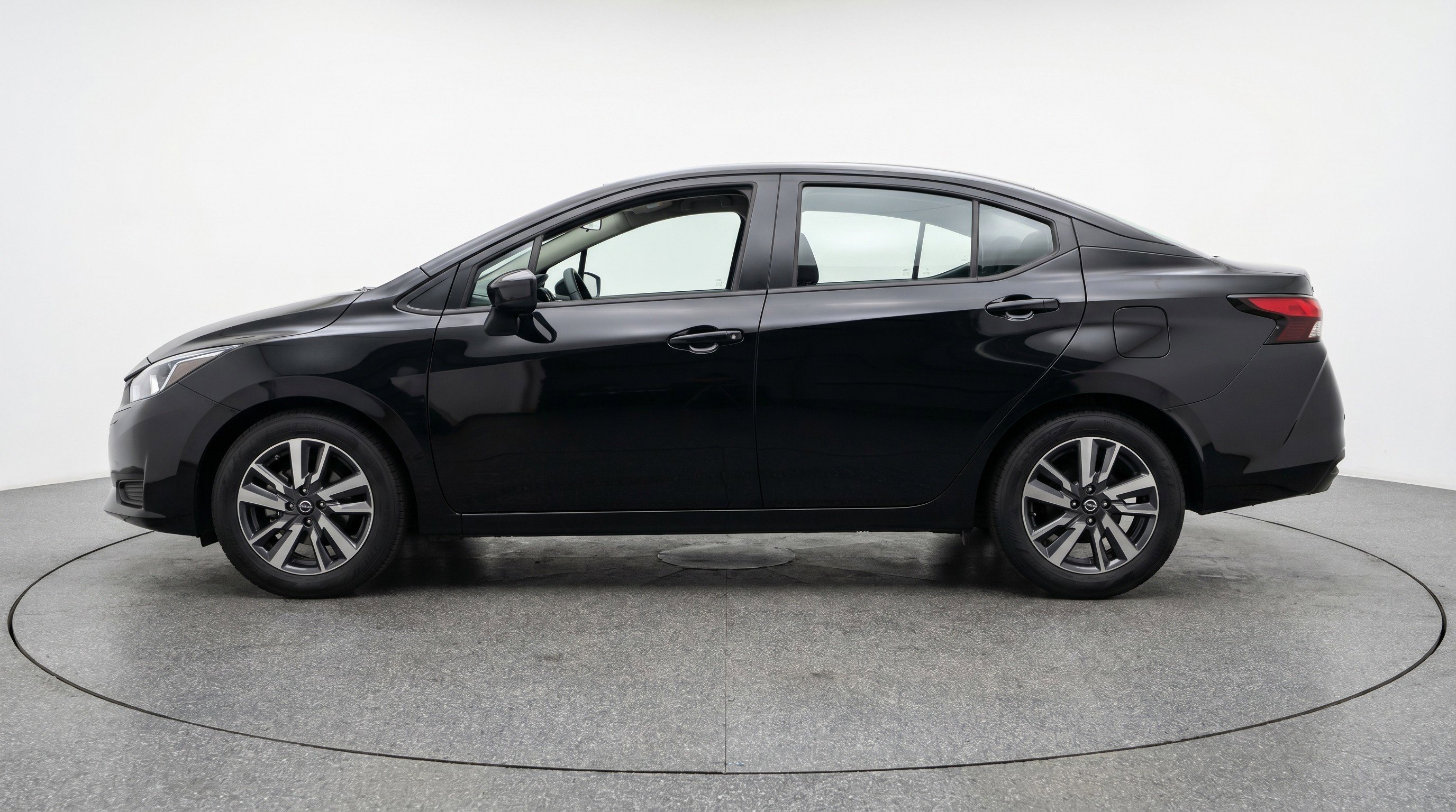 Used 2025 Nissan Versa SV FWD image 5