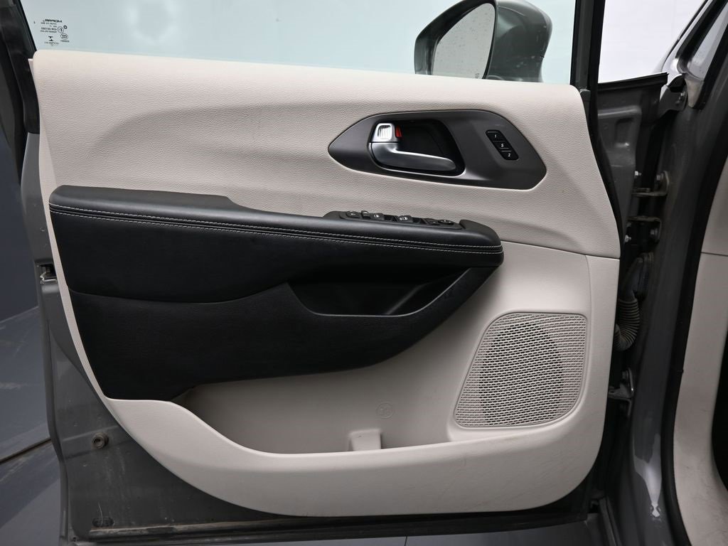 Used 2021 Chrysler Pacifica Touring-L image 30