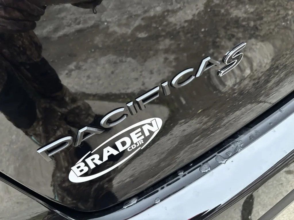 New 2026 Chrysler Pacifica Select w/ S Appearance Package AWD/4WD image 9