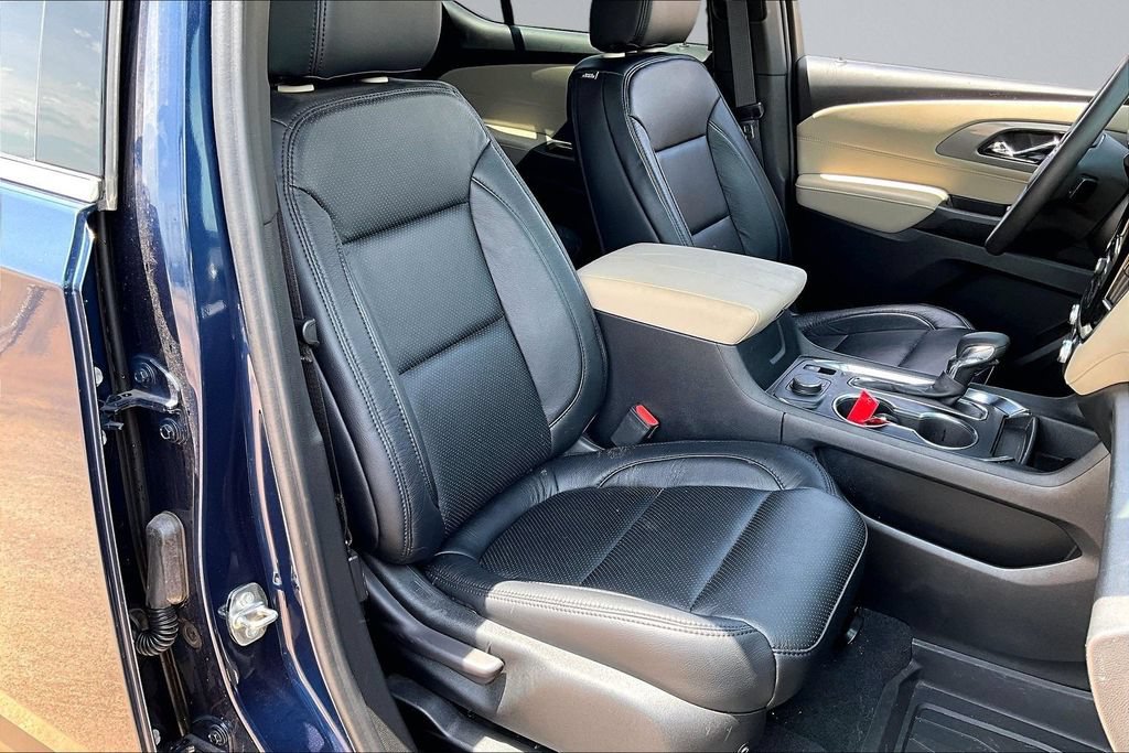 Used 2023 Chevrolet Traverse LS w/ Safety Package FWD image 7