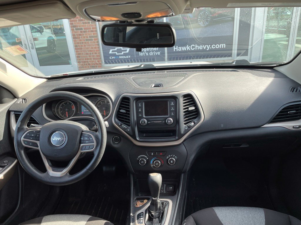Used 2017 Jeep Cherokee Sport FWD image 16