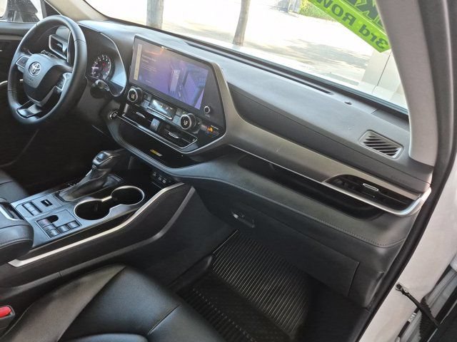 Used 2023 Toyota Highlander XLE AWD/4WD image 6