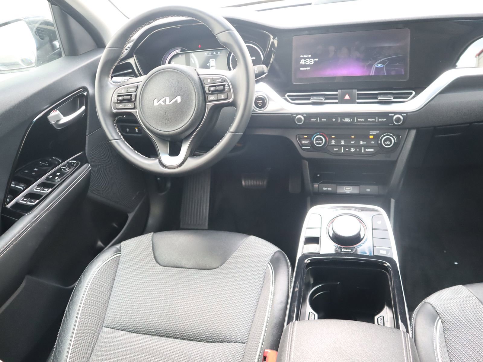 Used 2022 Kia Niro EX image 32