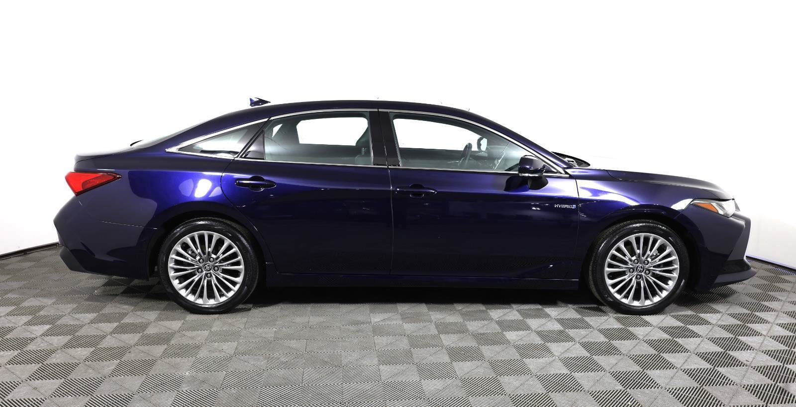Used 2021 Toyota Avalon Limited FWD image 4