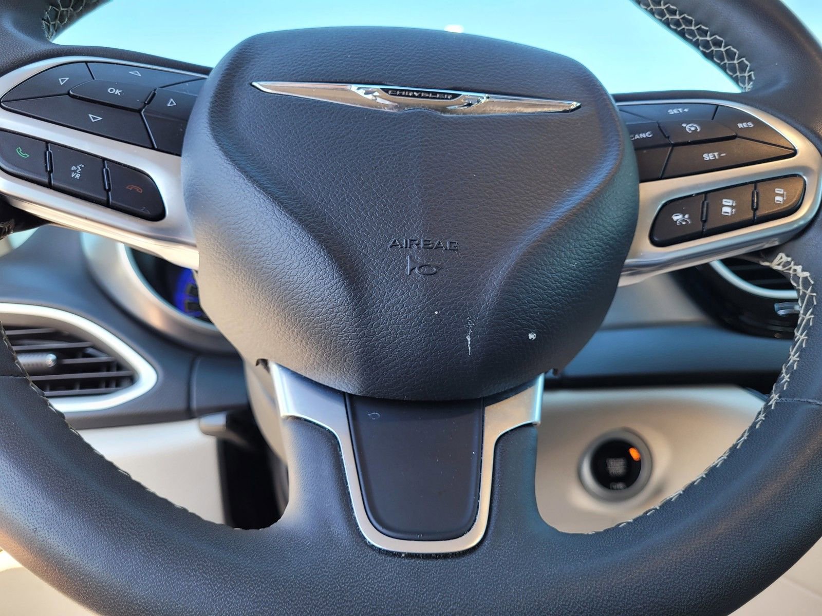 Used 2023 Chrysler Pacifica Touring-L FWD image 19