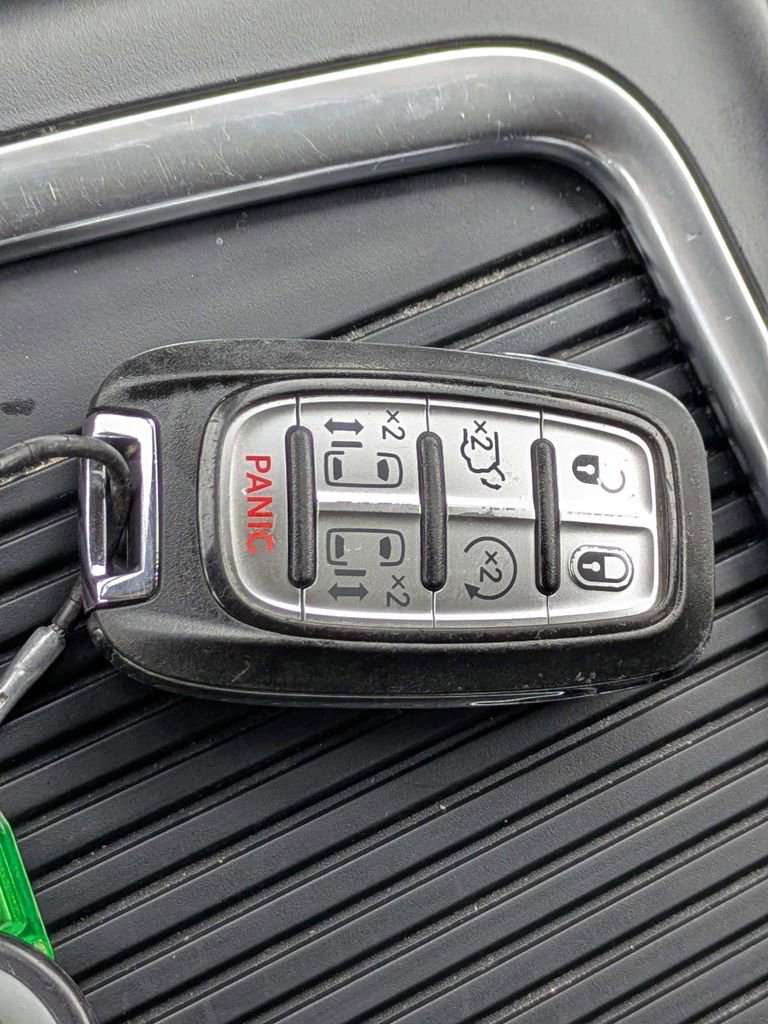 Used 2023 Chrysler Pacifica Touring-L FWD image 29